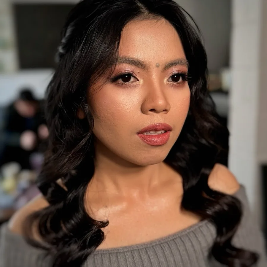 Warm everyday makeup with a soft brown lip and loose curls