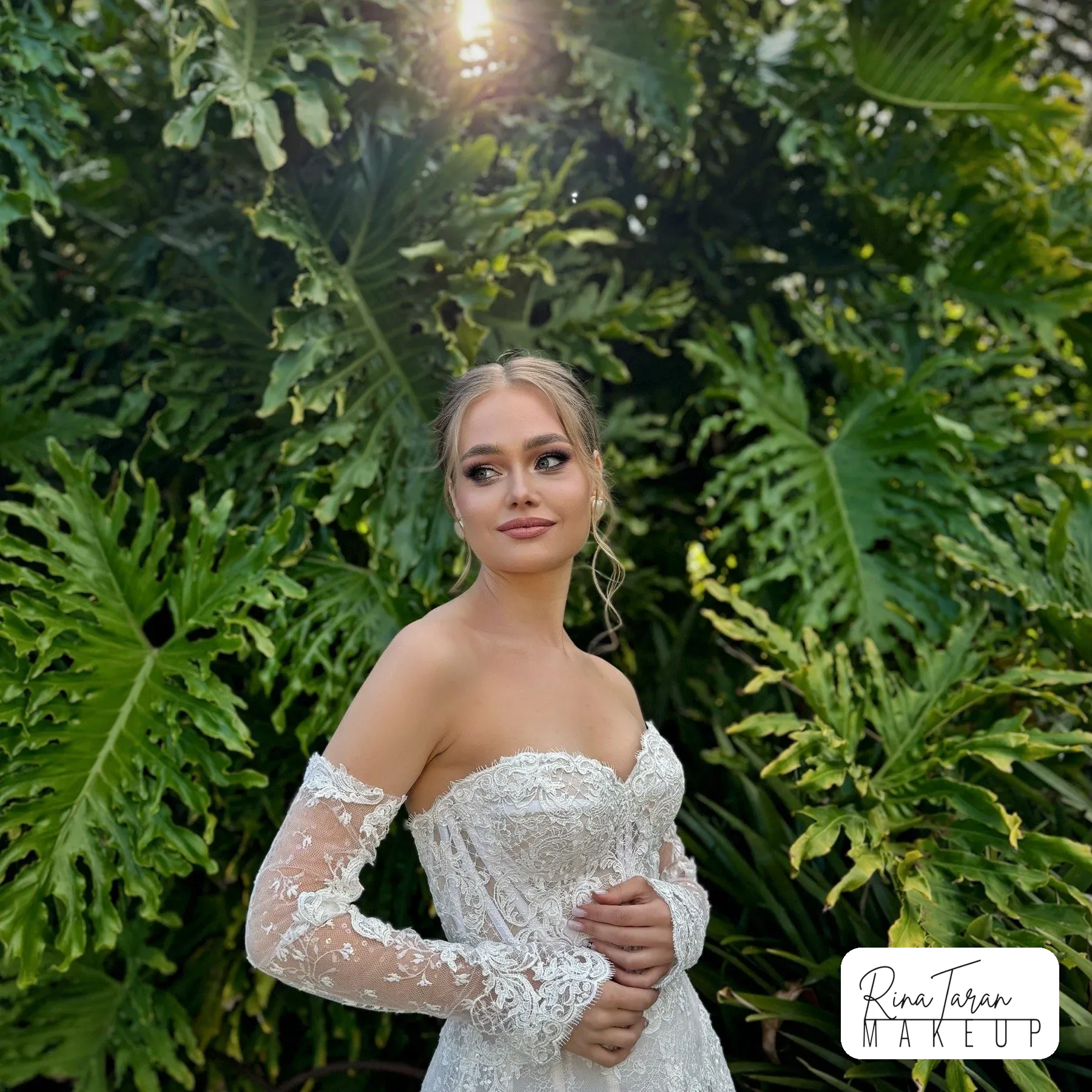 Bridal makeup for blondes outdoors: fresh skin and a soft neutral eye