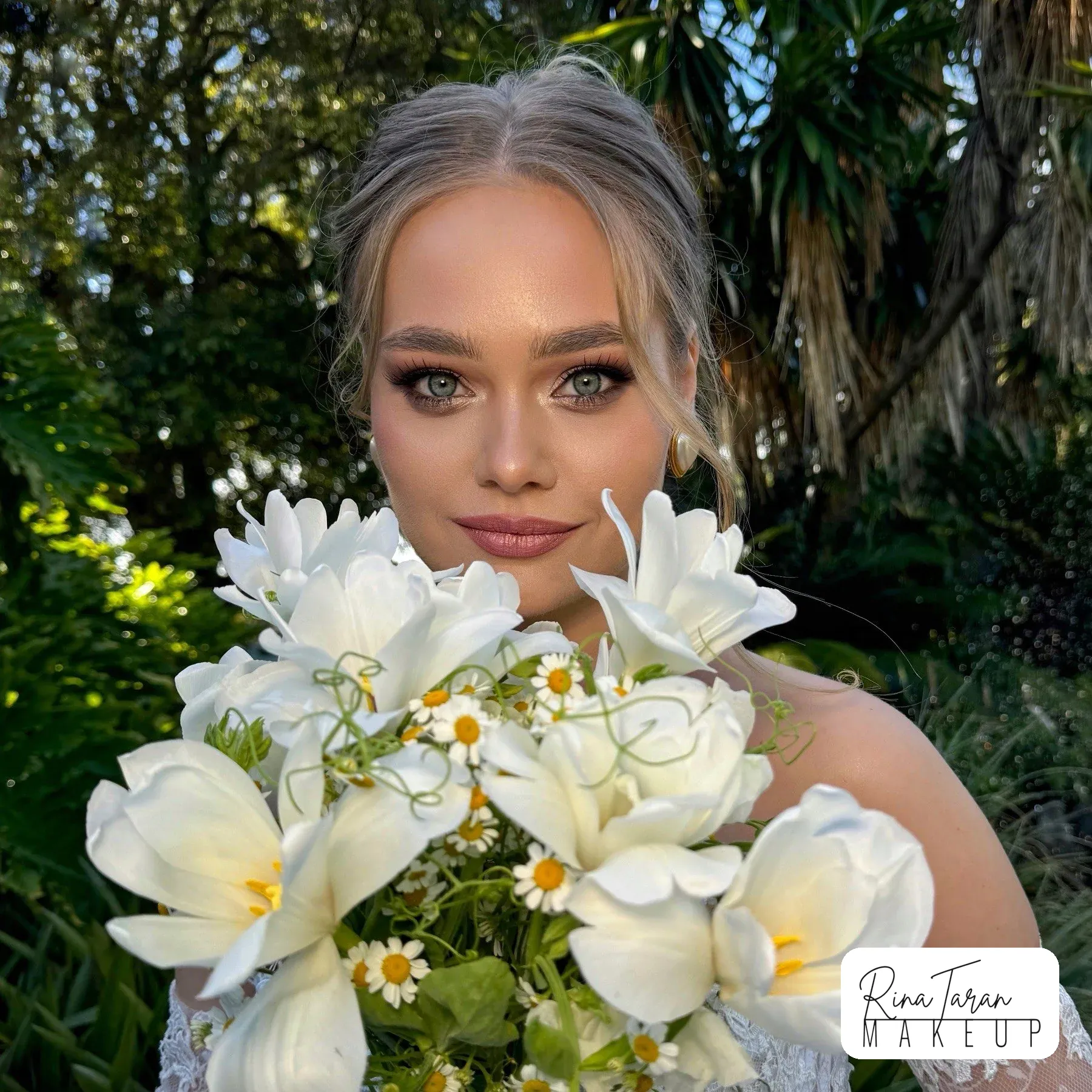 Bridal glam on blonde hair: sculpted skin, defined eyes and a glossy nude lip