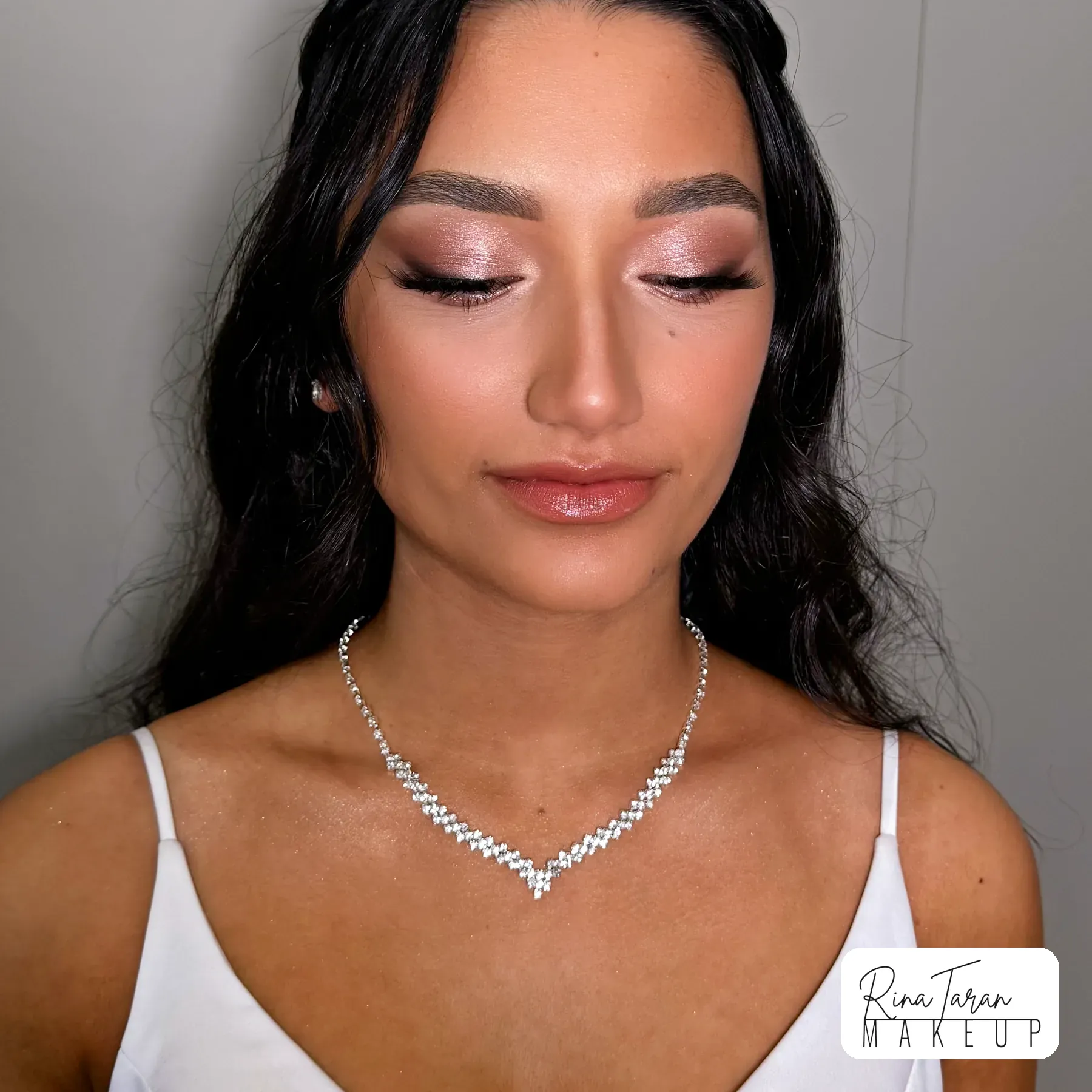 Rosy mauve shimmer on the lid, a fine black liner and long lashes