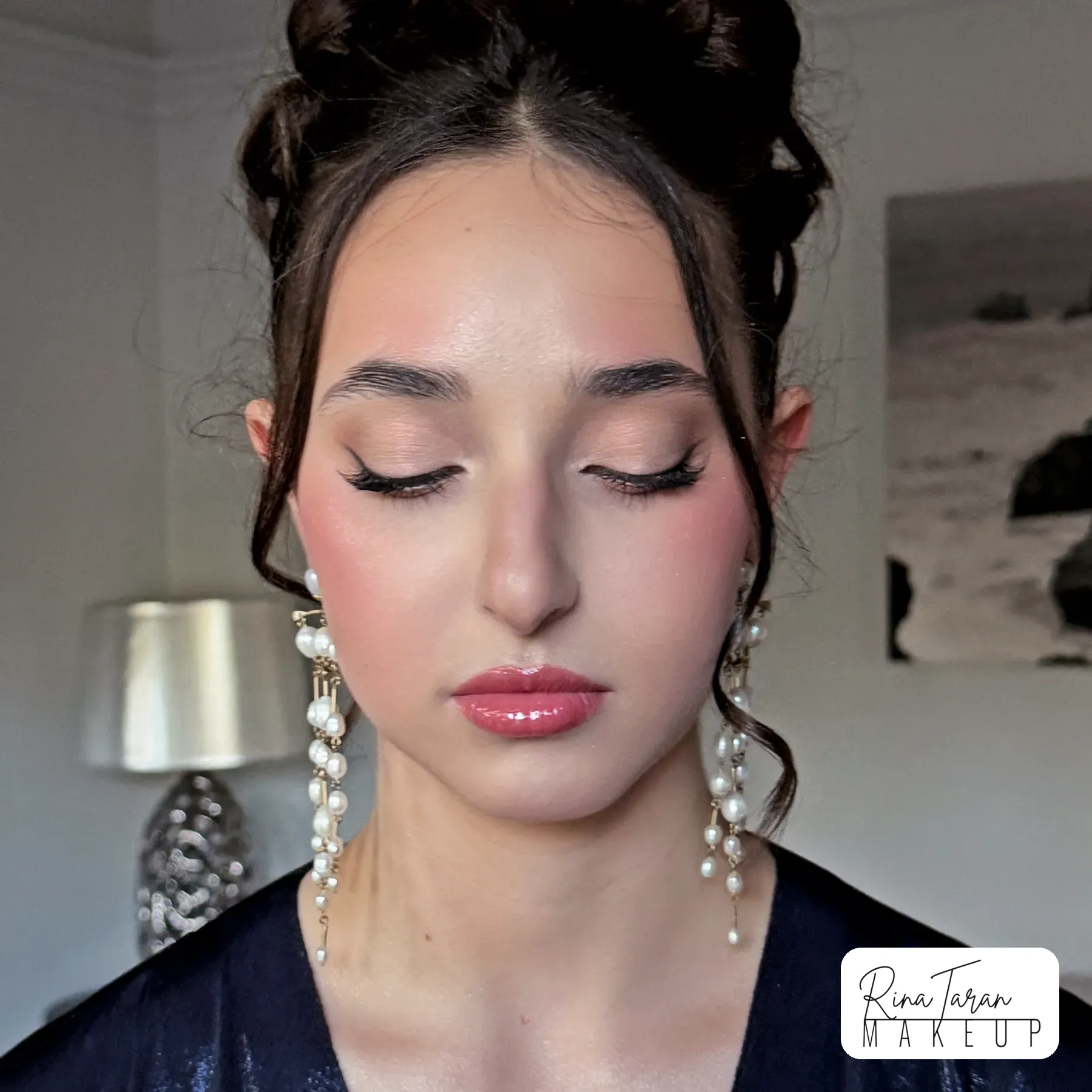 A soft neutral lid with fluttery lashes and a fine liner along the lash line