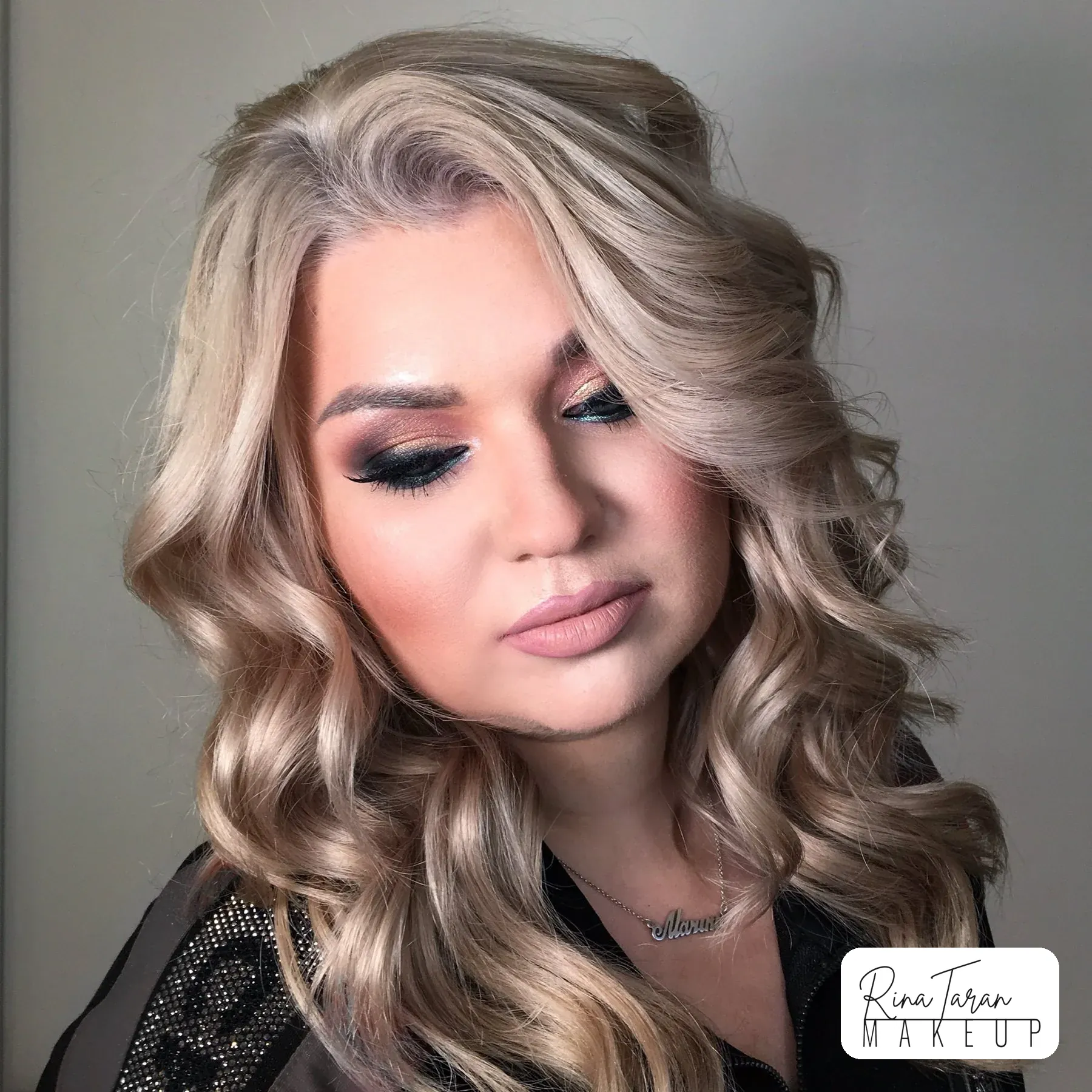 Hair and makeup together: voluminous curls with a soft smoky eye