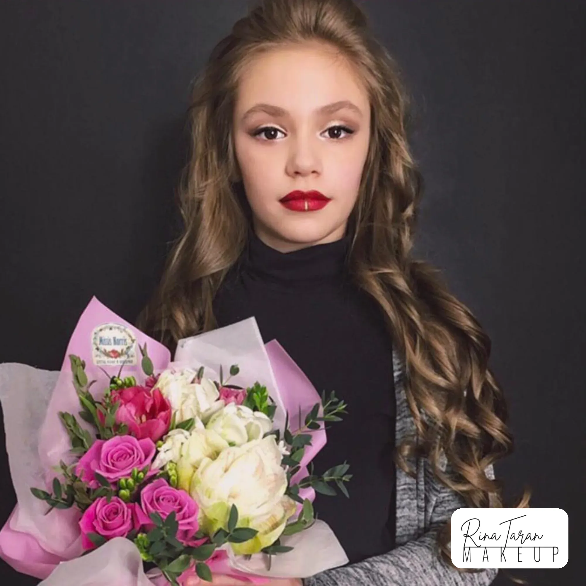 Bolder look built for the stage: red lip, defined eyes and curled hair