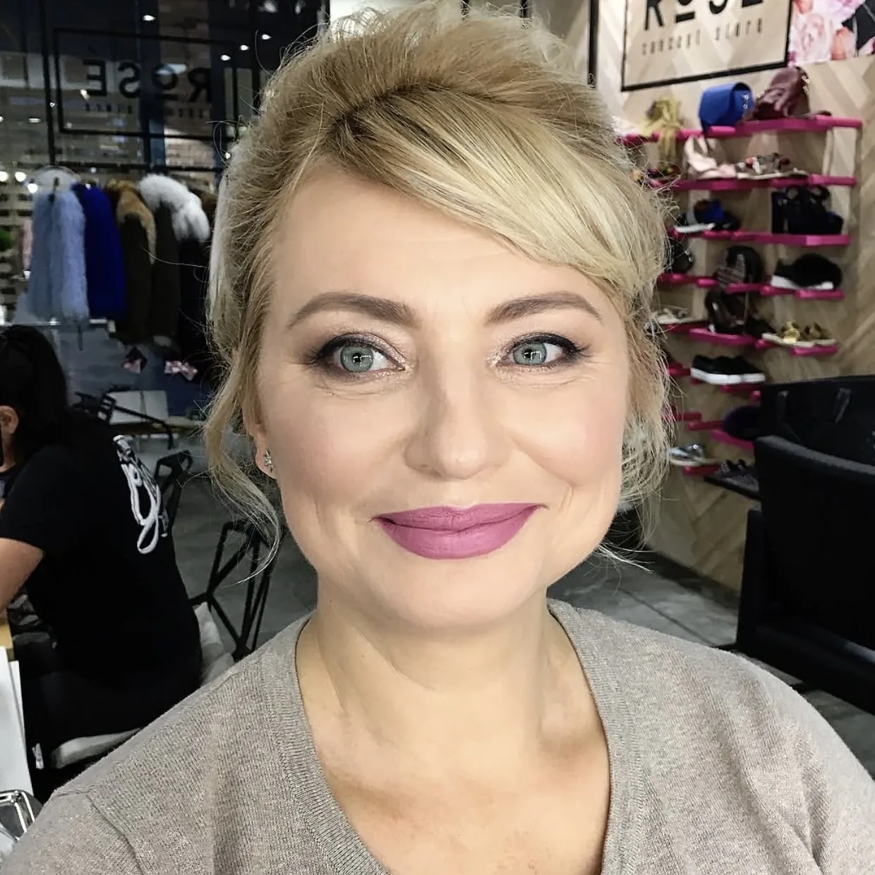 Soft mauve lip and full brushed brows on a blonde updo