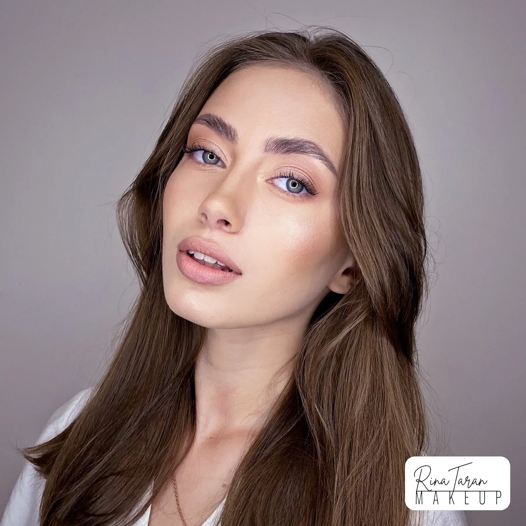 Natural makeup for brown hair and blue eyes, peach lids and a glossy pink lip