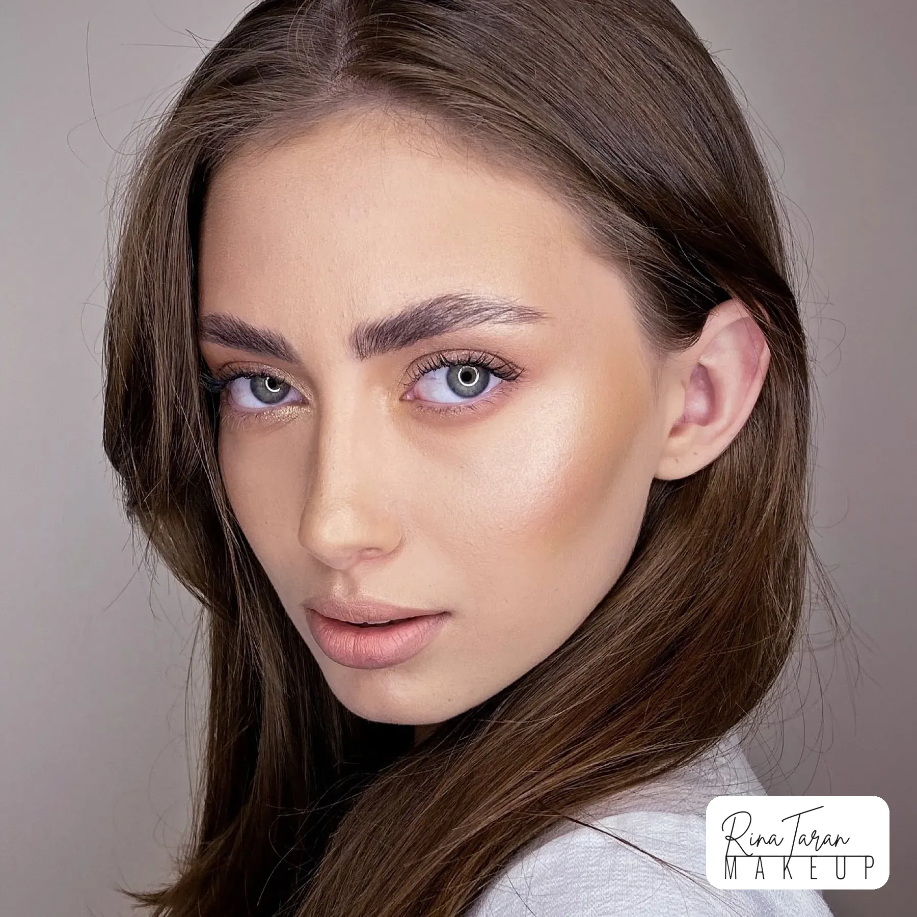 Guest makeup in daylight, brushed-up brows and a soft peach lip