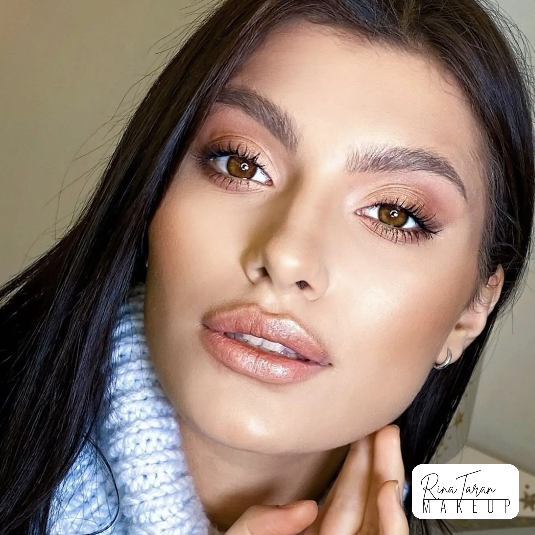 Winter look with warm peach shadow, a glossy lip and glowing skin
