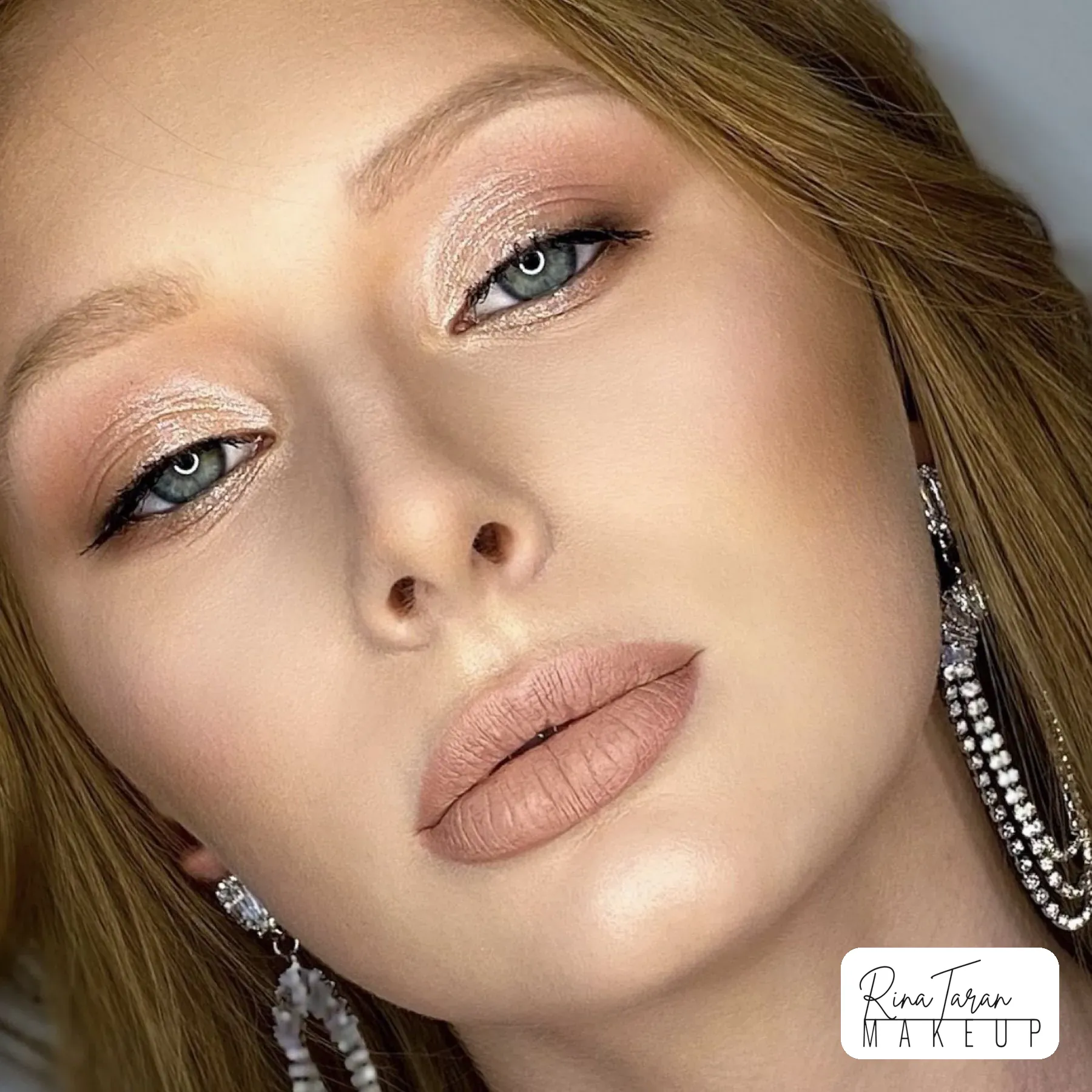 Natural makeup for redheads: champagne shimmer lid, fine liner and a soft caramel lip