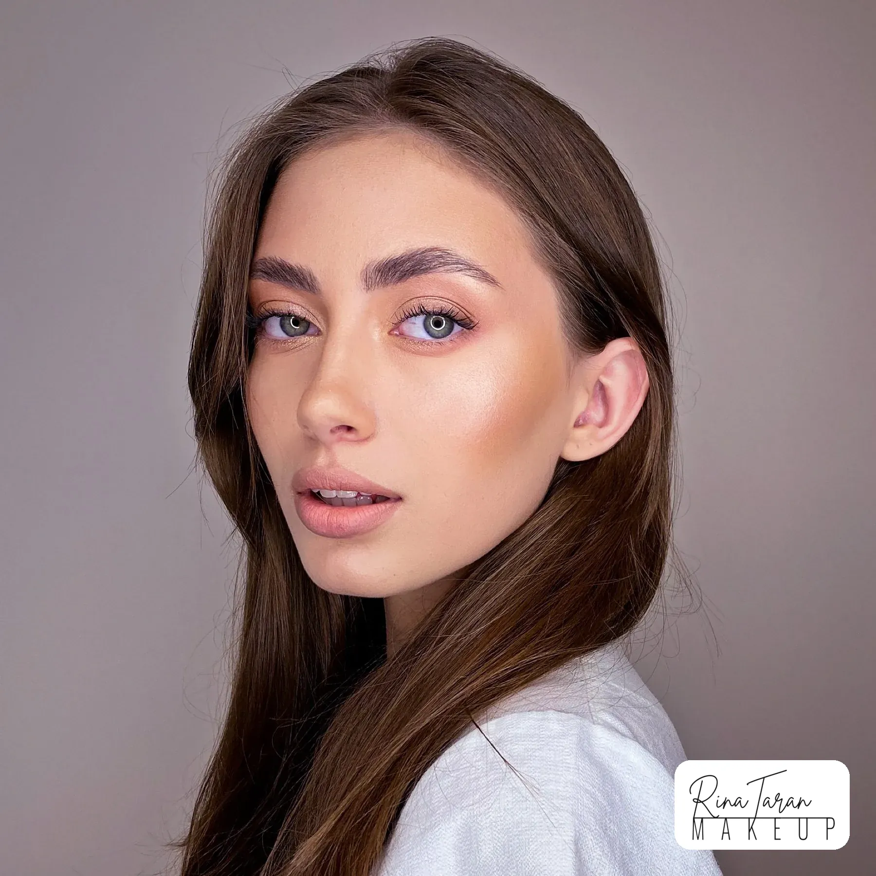 Natural makeup with a lifted glow and a soft rosy lip